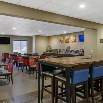 Does Comfort Inn Bozeman provide any dining services?